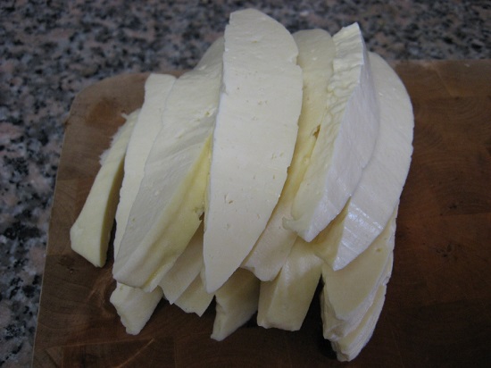 Нарезаем сыр, как показано на фото