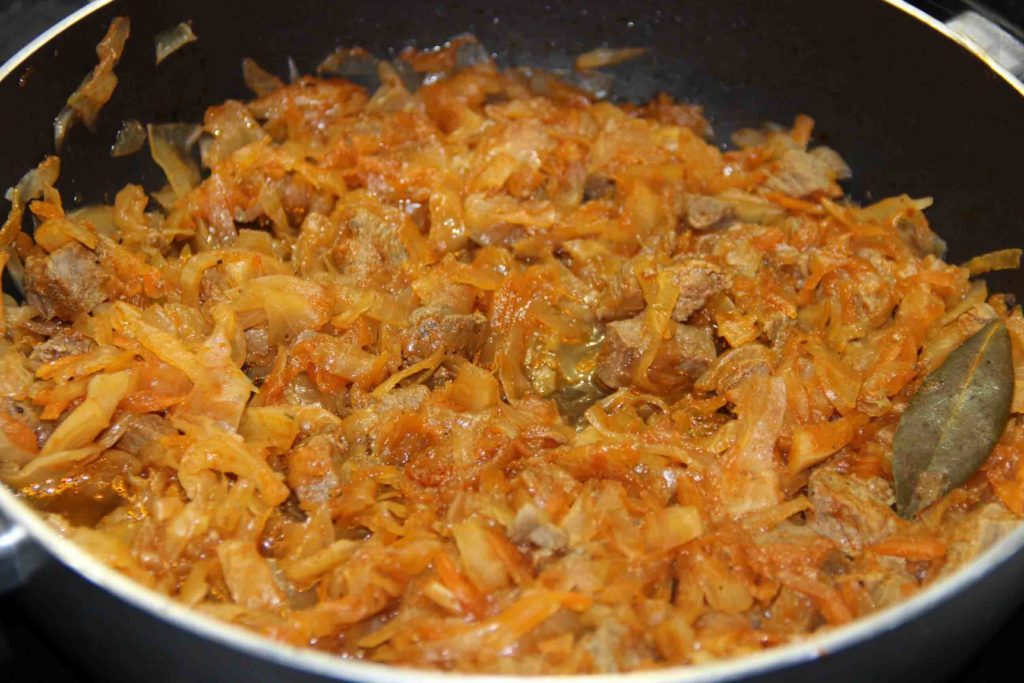 Картошка с капустой и мясом тушеная в казане рецепт с фото