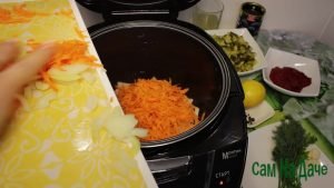 отправьте обжариваться лук и морков