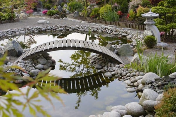 ландшафтный дизайн пруда с мостиком китайско-японский стиль