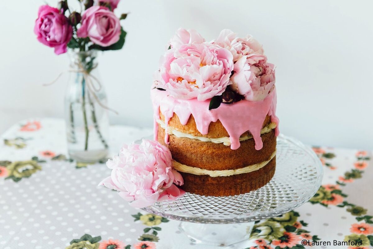 edible flowers cake