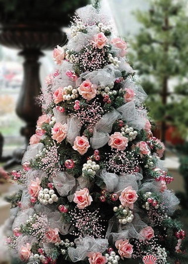 Нежные цветы на колючих ветках: необычные украшения новогодних ёлок, фото № 2