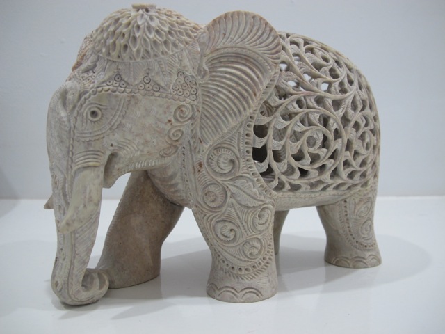 Священные индийские животные в работах мастеров: фигурки слонов из камня и дерева, фото № 13