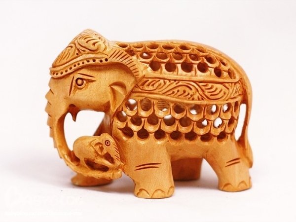 Священные индийские животные в работах мастеров: фигурки слонов из камня и дерева, фото № 4