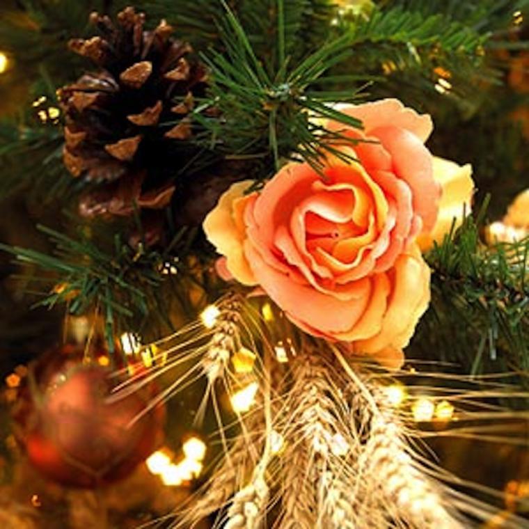 Нежные цветы на колючих ветках: необычные украшения новогодних ёлок, фото № 6