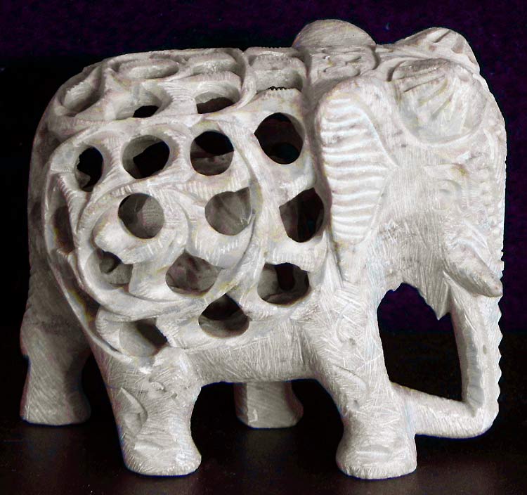 Священные индийские животные в работах мастеров: фигурки слонов из камня и дерева, фото № 3