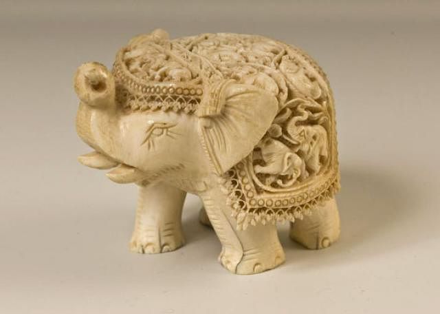 Священные индийские животные в работах мастеров: фигурки слонов из камня и дерева, фото № 7