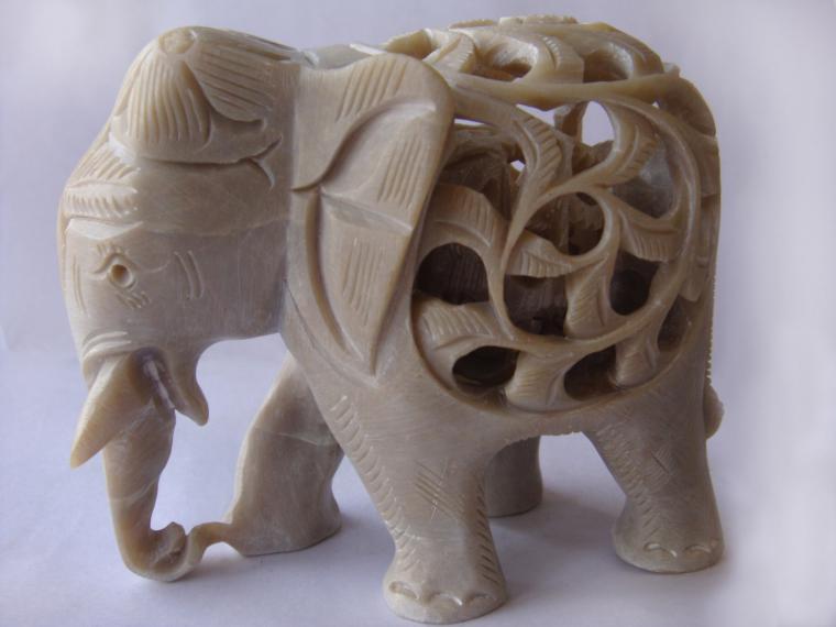 Священные индийские животные в работах мастеров: фигурки слонов из камня и дерева, фото № 12