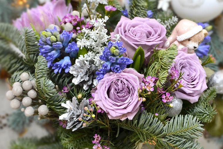 Нежные цветы на колючих ветках: необычные украшения новогодних ёлок, фото № 15