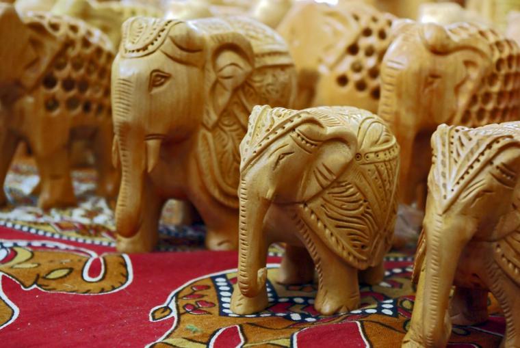 Священные индийские животные в работах мастеров: фигурки слонов из камня и дерева, фото № 1