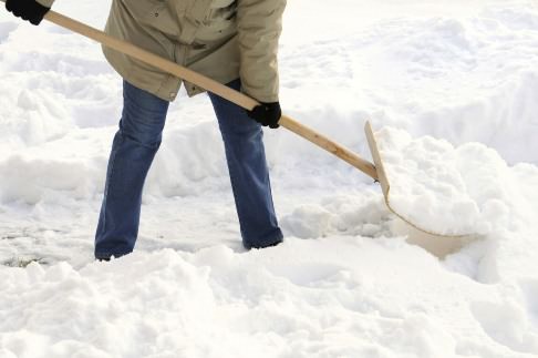 Снегоуборочная лопата из дерева – инструмент нужный и удобный
