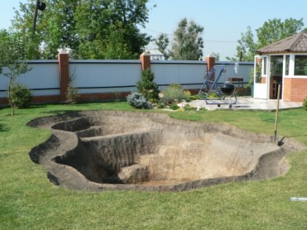 В борьбе с высоким уровнем грунтовых вод может помочь самый обычный искусственный водоем