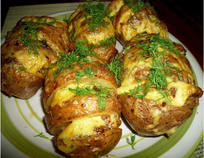 При приготовлении гармошки-картошки с фаршем нужно брать меньшее количество мяса