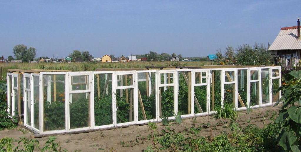 Для того чтобы каркас получился надежным, в первую очередь, ему требуется обеспечить устойчивость. Для этого оконные рамы закрепляют на фундаменте или основании, а также скрепляют их между собой