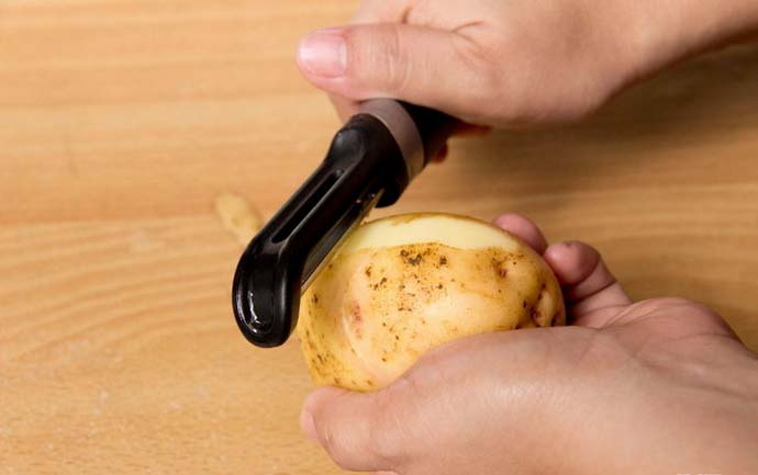 Очищая картофель весной, нужно снимать с него толстый слой кожуры, а глазки выковыривать