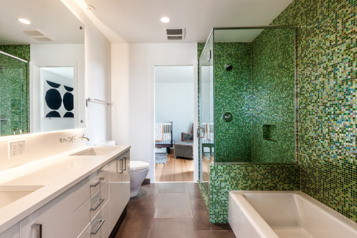 зеленая мозаика в интерьере ванной