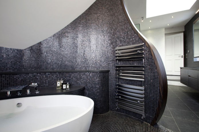 черная мозаика в интерьере ванной