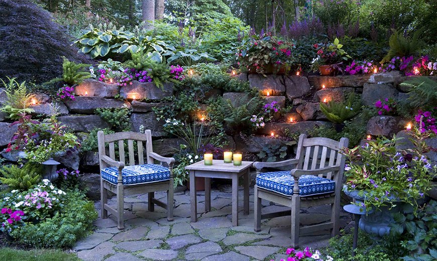 Романтическое освещение в саду