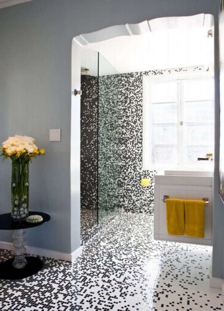Мозаика в ванной комнате из черно-белого стекла