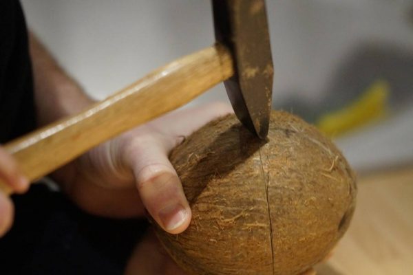 Раскалывание кокоса