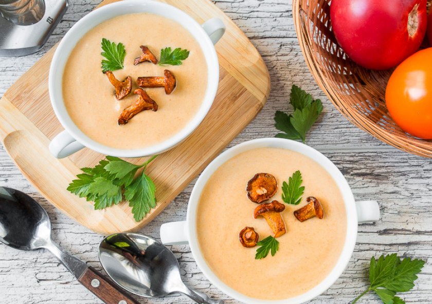 Суп с лисичками и сыром