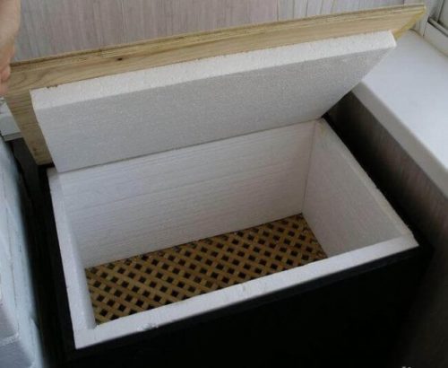 Самодельный ящик с полистирольным утеплителем для хранения картофеля на балконе