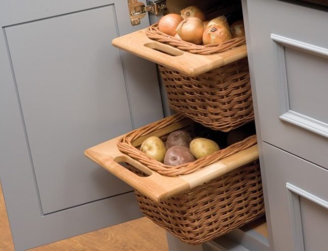 Выдвижные ящики с клубнями картофеля при хранении на кухне городской квартиры