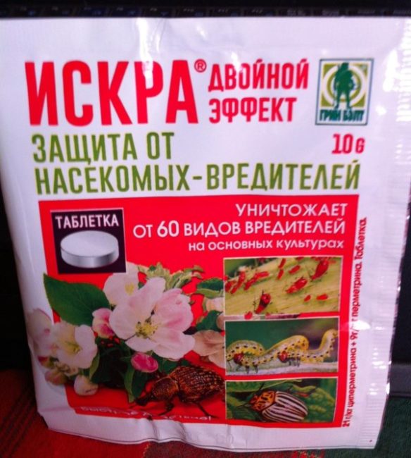 Пакет с инсектицидом Искра Двойной эффект для уничтожения короедов на яблонях