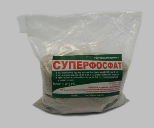 Полиэтиленовый пакет с суперфосфатом для подкормки сливы