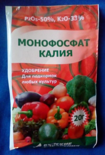 Небольшой пакетик монофосфата калия для подкормки войлочной вишни перед плодоношением