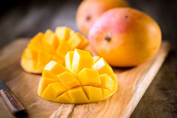 Спелые фрукты манго, нарезанные