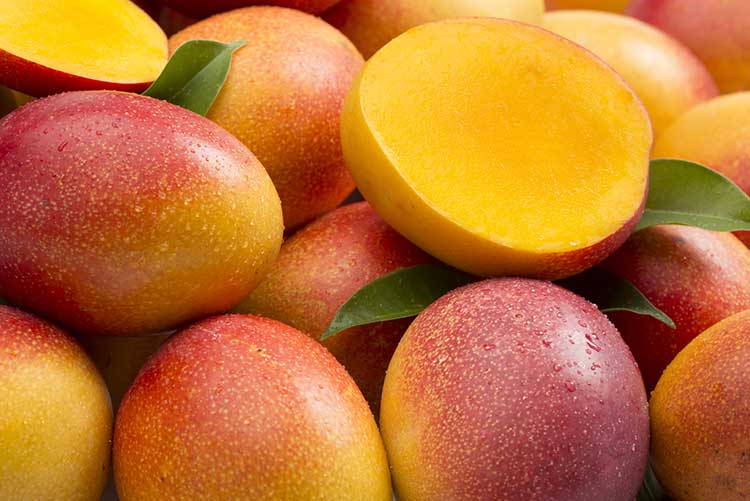 Фрукты манго спелые