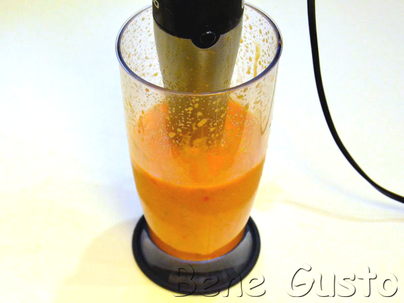 Гаспачо (холодный томатный суп) Пюрируем все блендером до однородной кремоподобной массы