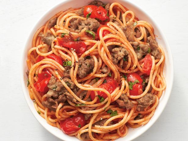 Фото Тушеные спагетти с фаршем и томатами