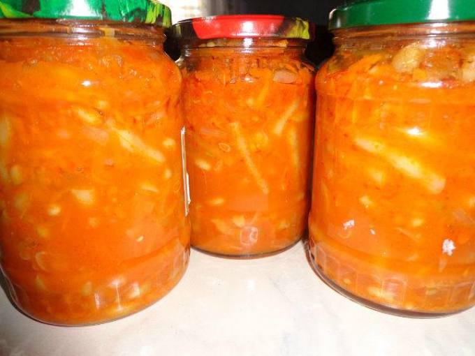 Стручки французской фасоли в томатном соусе.