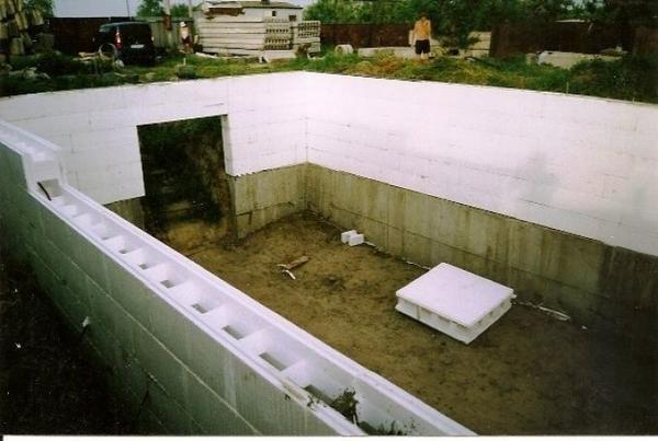 Подземные конструкции должны иметь выровненные края, так как предстоит заливать фундамент, который можно заменить бетонными блоками