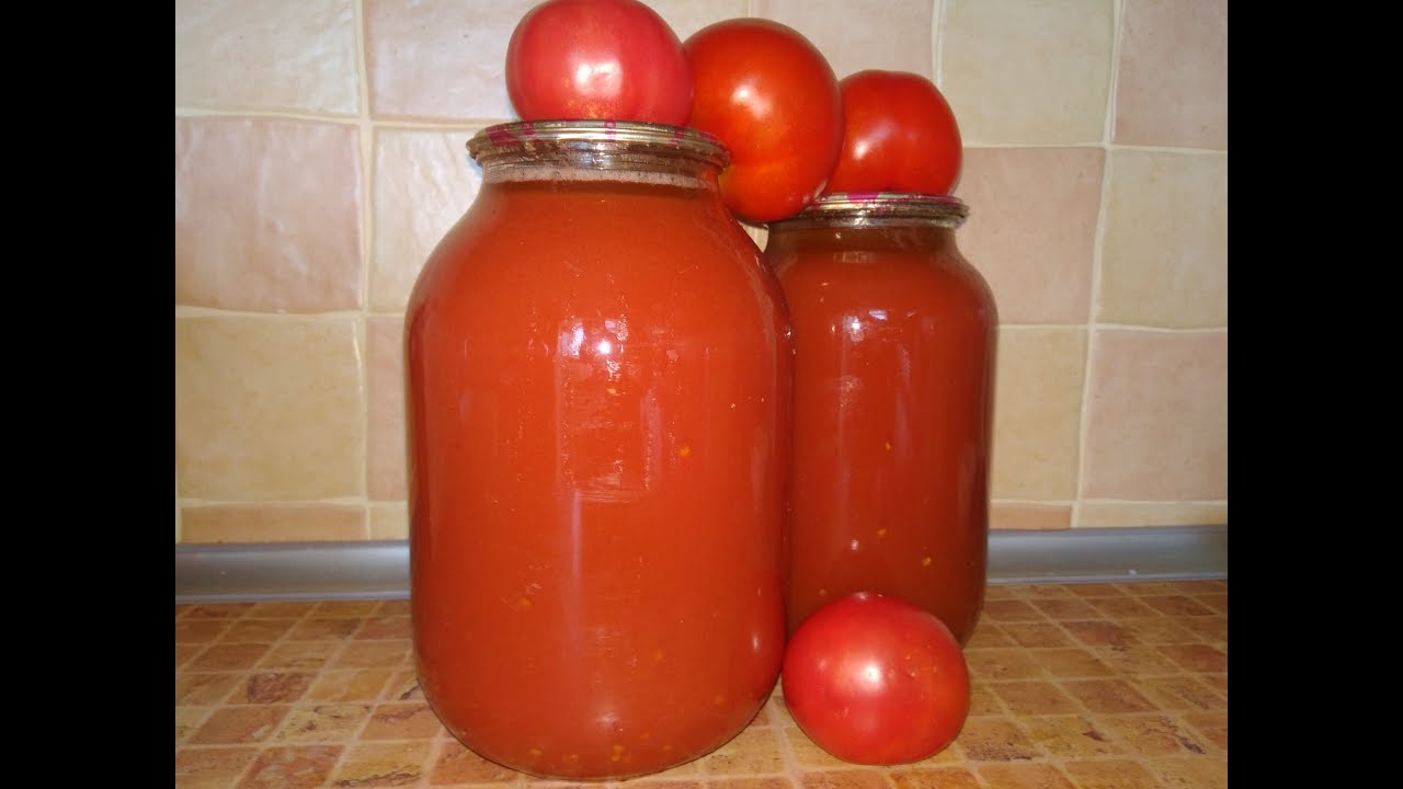 Простой рецепт сока из помидор. Томатный сок в банках. Домашний томатный сок в банке. Помидор сок. Томатный сок на зиму.