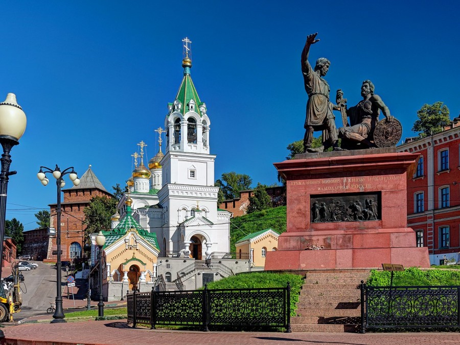 1280px-Nizhny_Novgorod._Church_of_Saint_John_the_Baptist._Monument_to_Minin_and_Pozharsky_P8132477_2475.jpg