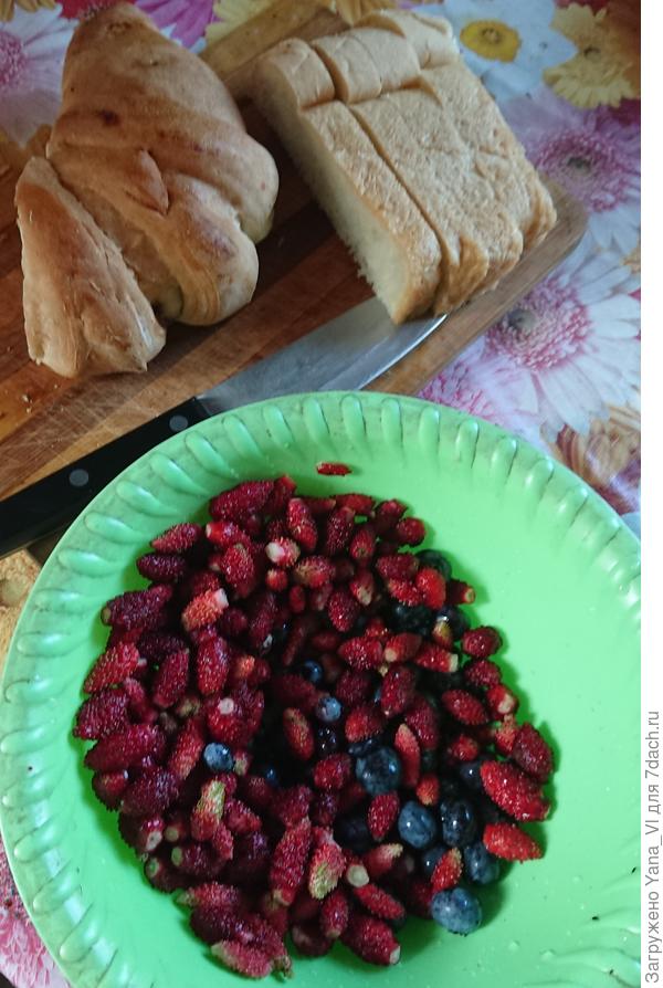 Очень вкусно есть землянику с белым хлебушком ;)