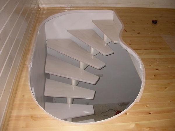 Вполне безопасная лестница в подвал с удобными не крутыми ступеньками. Фото с сайта pinme.ru