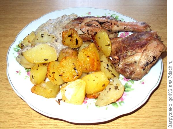 Даже не скажешь, что вкуснее - ножка или картошка?