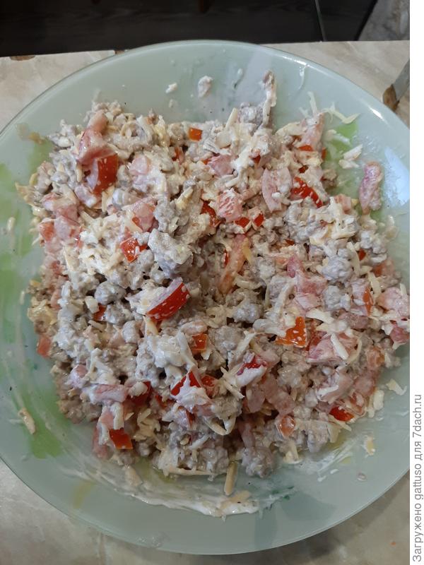 И перемешиваем до вкустной и однородной массы. 
Если по завершению эта масса останется. 
Не переживайте. Порежте туда листы салата ,перемешайте и вкустный салат получится. Я так и сделал.
2 в 1ном)))