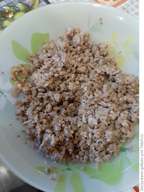 Мясо с луком остыли..выложили их в миску