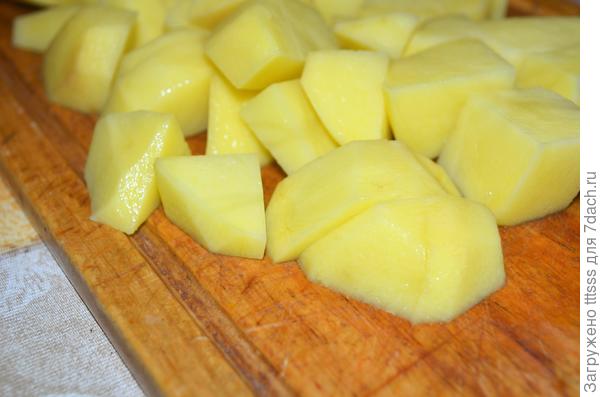 Картофель нарезаем кубиками