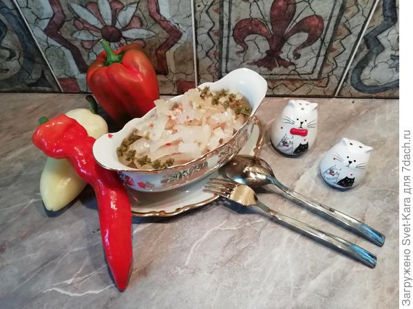 Мариновала лук Эксибишен с базиликом на зиму. Открыла на пробу.