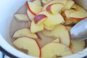 Яблоки опустить в кипящий сироп и варить 1-2 минуты