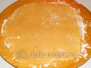 Торт медовик с заварным кремом: Тесто раскатать в тонкою лепешку