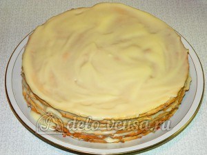 Торт медовик с заварным кремом: Промазываем торт кремом
