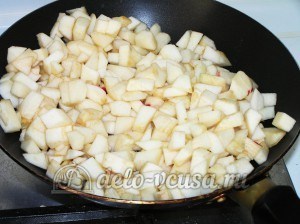 Яблочный пирог с безе: Карамелизируем яблоки
