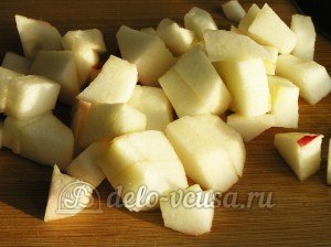 Яблочный пирог с безе: Порезать яблоки